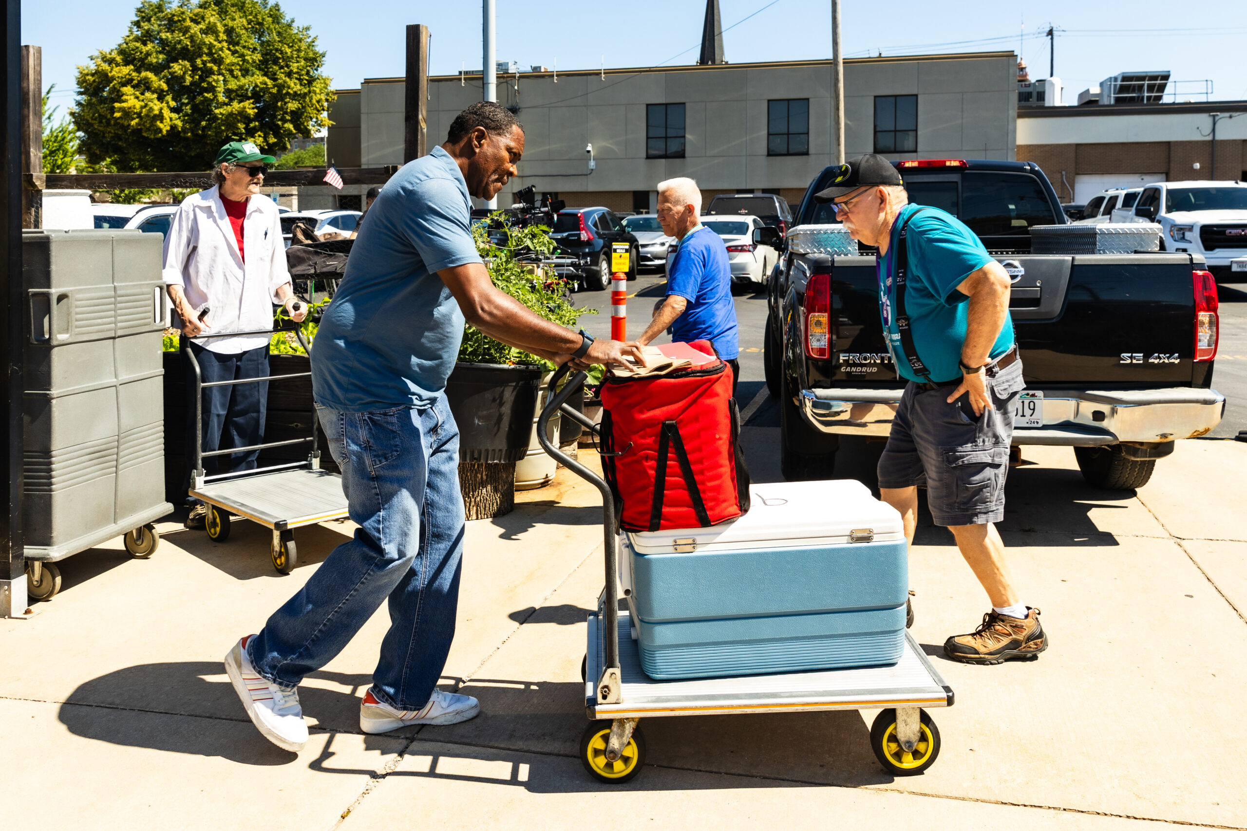 Volunteers loading cars for home delivered meals